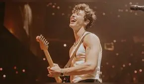 Shawn Mendes quiso acercarse a fans y termina en el suelo 