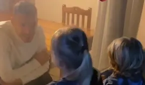 La tierna imagen de Edin Dzeko jugando con sus hijos a través de un vidrio [VIDEO]