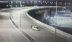 Conductor aprovecha que la pista está vacía por cuarentena para tomarse un selfie con su auto [VIDEO]  