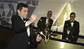 Rami Malek se resbaló tras ganar el Oscar por 'Bohemian Rhapsody' [VIDEO]