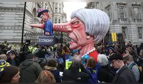 Una Theresa May amenazada mantiene las negociaciones en plena crisis por el Brexit