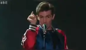 Drake Bell canta “Cielito lindo” en español en los Premios Telehit
