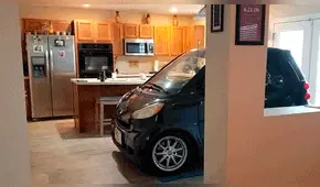 Estacionó su auto en cocina de su casa para que huracán Dorian no se lo lleve [FOTOS]