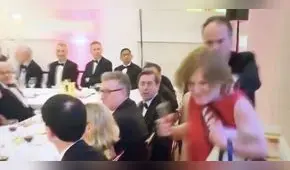 Diputado agrede a mujer que protestó contra el cambio climático [VIDEO]