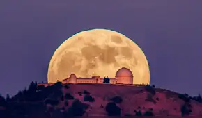 La luna de fresa y Júpiter embellecen el cielo de México ¿Qué es y cuándo se puede ver?