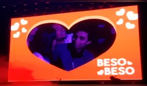 Facebook: pareja peruana es captada por ‘kiss cam’ en concierto y chico es rechazado [VIDEO] 
