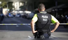 YouTube: Mira el conmovedor gesto de un policía con un bebé tras el atentado en Barcelona [VIDEO]