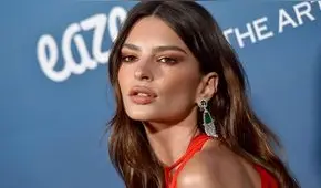 Emily Ratajkowski reta a la censura posando desnuda en la sala de su casa [FOTOS]