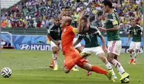 Mexicano ha tuiteado “No era penal” todos los días desde 2014 y finalmente Holanda le contesta