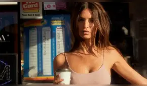 Emily Ratajkowski celebra su cumpleaños con un provocativo tatuaje