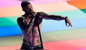 Adam Levine se disfraza de policía y ‘multa’ a despistadas personas [VIDEO]