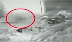 Tsunami en Indonesia: una persona fue arrastrada por las olas y quedó grabado en cámaras [VIDEO]