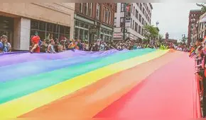 Bandera LGTBI+: ¿cuál es su origen y qué representan sus colores a la comunidad?