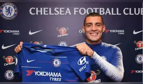 Mateo Kovacic sonríe con la camiseta del Chelsea