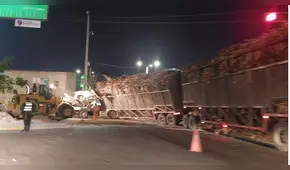 Tráiler cargado con caña de azúcar queda atrapado en vía pública e interrumpe el tránsito