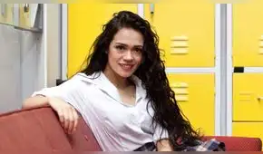 Captan a Mayra Goñi al borde del desmayo por cargar a una anaconda [VIDEO]