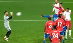 ¡Se le escapó la pelota! El blooper de Claudio Bravo que terminó en el gol de la derrota de Chile