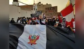 Jóvenes marcharon en Trujillo e hicieron vigilia por asesinados en Lima