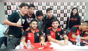 Hinchas del Melgar forman largas colas para un autógrafo de sus ídolos [VIDEO]