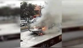 Surquillo: auto se incendia en vía pública y peatones temen explosión [VIDEO]