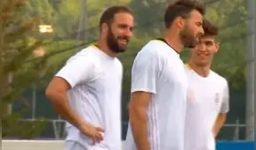 YouTube: Gonzalo Higuaín quiso jugar broma a su compañero de la Juventus, pero falló