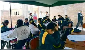 Arequipa: Niños del colegio Señor de Huanca estudian en local cuyo techo es de toldo