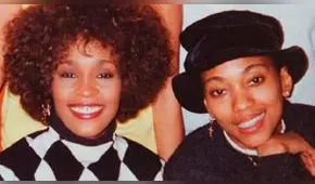 Revelan romance de Whitney Houston con su mejor amiga en polémico libro