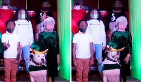 Perro sufre un percance en su primer show navideño, pero continúa como todo un profesional