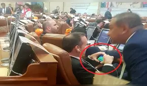 Congresista es sorprendido viendo un partido de la Champions League durante debate de la reforma tributaria