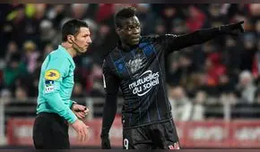Balotelli reclama por insultos racistas pero es amonestado por el árbitro [VIDEO]