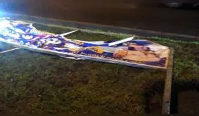 Dejan palos y carteles rotos de propaganda política en áreas verdes [FOTOS]