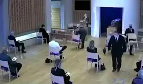 Inglaterra: hombre viola distanciamiento durante el funeral de su padre y recibe una reprimenda [VIDEO]