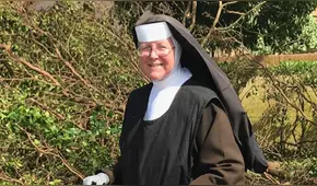 Twitter: Monja ‘limpiando’ con motosierra tras el paso del huracán Irma causa furor en redes [VIDEO]