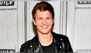 Ansel Elgort se desnuda para ayudar a afectados por el coronavirus 