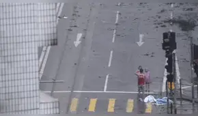 YouTube: Indignación por padre que fotografió a sus hijas durante tifón Mangkhut