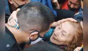 ¡Sueño cumplido! Hincha xeneize de 82 años abrazó a Riquelme y recorrió La Bombonera