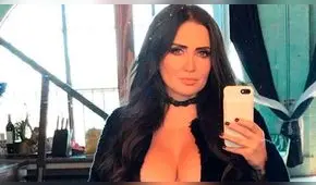 Celia Lora expone sexy traje de “Wonder Woman” en mansión Playboy