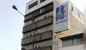 ¿Quién debe fijar el precio de regalías por derechos de autor?