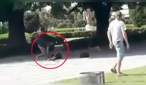 El brutal momento en que hombre apuñala a otro en una plaza frente a varios peatones [VIDEO]