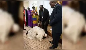 Papa Francisco besa los pies de líderes rivales de Sudán del Sur [VIDEO]