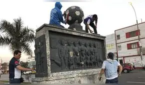 Hinchas de Alianza Lima limpian monumento a futbolistas fallecidos en Fokker [FOTOS]