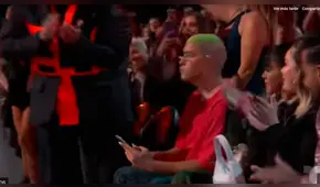 Bad Bunny pasa bochornoso momento por distraerse en Instagram [VIDEO]