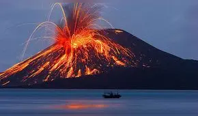 Erupción de volcán Anak Krakatoa habría desencadenado letal tsunami en Indonesia