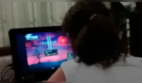 Madre logra descargar juego para compartir con su hijo con Asperger en cuarentena [FOTOS]