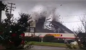 YouTube: graban momento en el que un tornado destroza techo en pedazos [VIDEO]