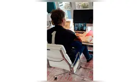 Edwin van der Sar, gerente del Ajax, hace teletrabajo portando histórica camiseta