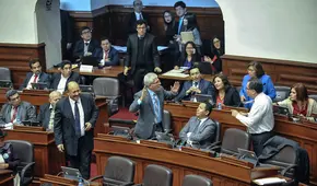 Luis Iberico y Jorge Castro pierden los papeles durante el Pleno | VIDEO