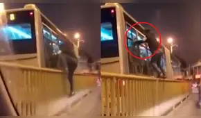 Delincuente se trepa a barandas del Metropolitano para robar celular de pasajero [VIDEO]