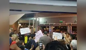 Público expulsa a ‘La Resistencia’ tras presentación de libro sobre corrupción [VIDEO]