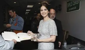 Lana Del Rey revela que compró su vestido para los Grammy en un insólito lugar